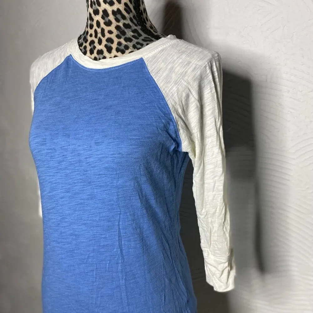 Y2K Forever 21 Blue and Cream Raglan Long Sleeve Top - Picture 2 of 7